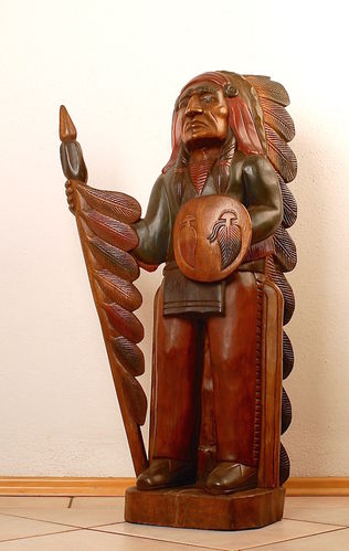 Indianerfigur mit Speer aus Holz