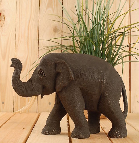 Elefant mit Rüssel oben aus Holz