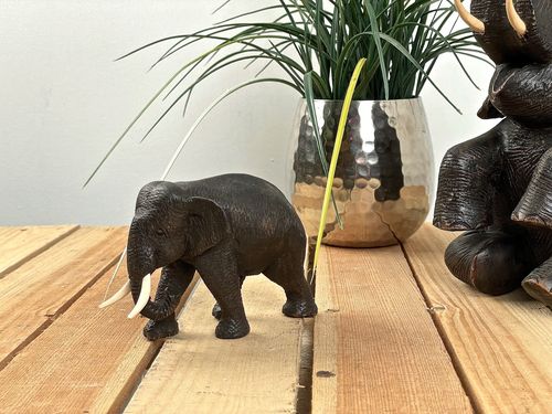 Elefant gehend mit gesenktem Rüssel aus Holz, L 14 cm