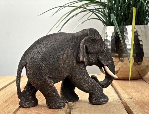 Elefant gehend mit gesenktem Rüssel aus Holz, L 20 cm
