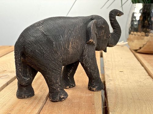 Elefant gehend mit erhobenem Rüssel aus Holz, L 19 cm